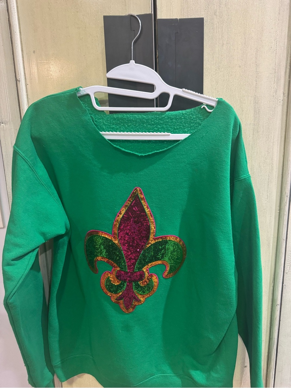 Source Unknown Green Sweatshirt with Multicolor Fleur-de-Lis